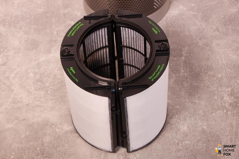 Die zwei 180° gerundeten Filtereinheiten vom Dyson Purifier Cool Autoreact TP7A stehen auf einem Tisch